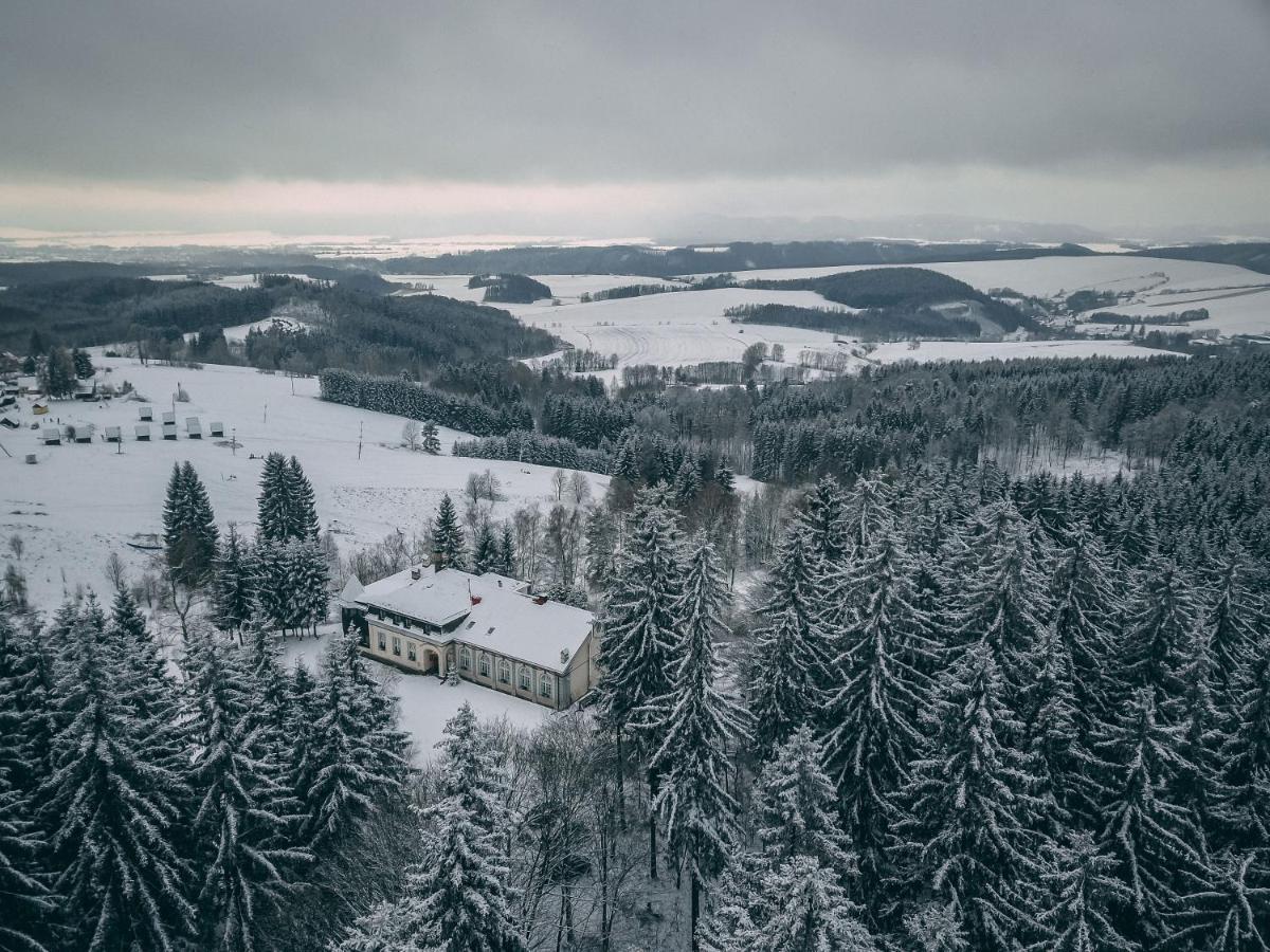 Hotel Zamecek Janovicky Broumov Exteriör bild