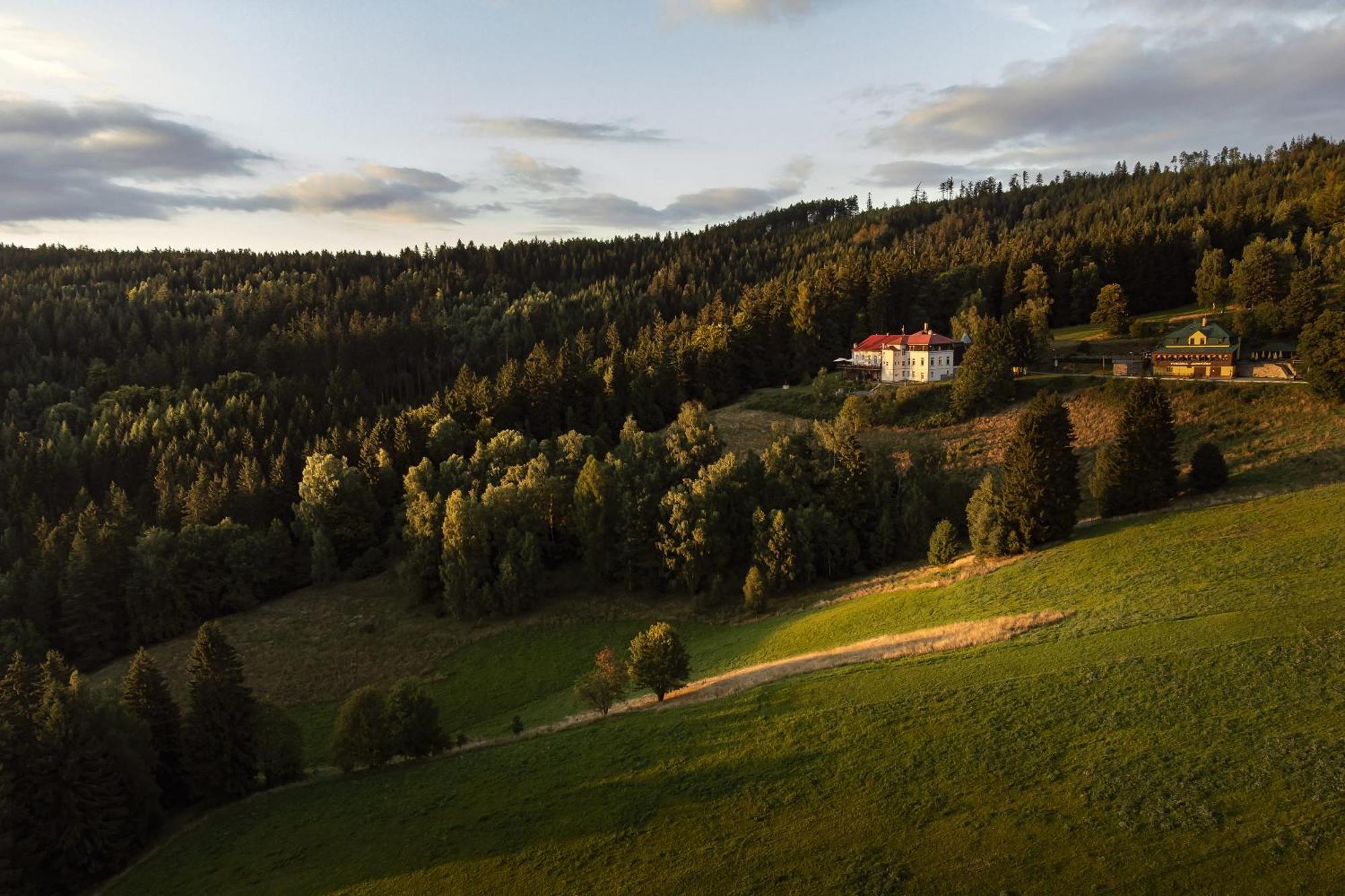 Hotel Zamecek Janovicky Broumov Exteriör bild